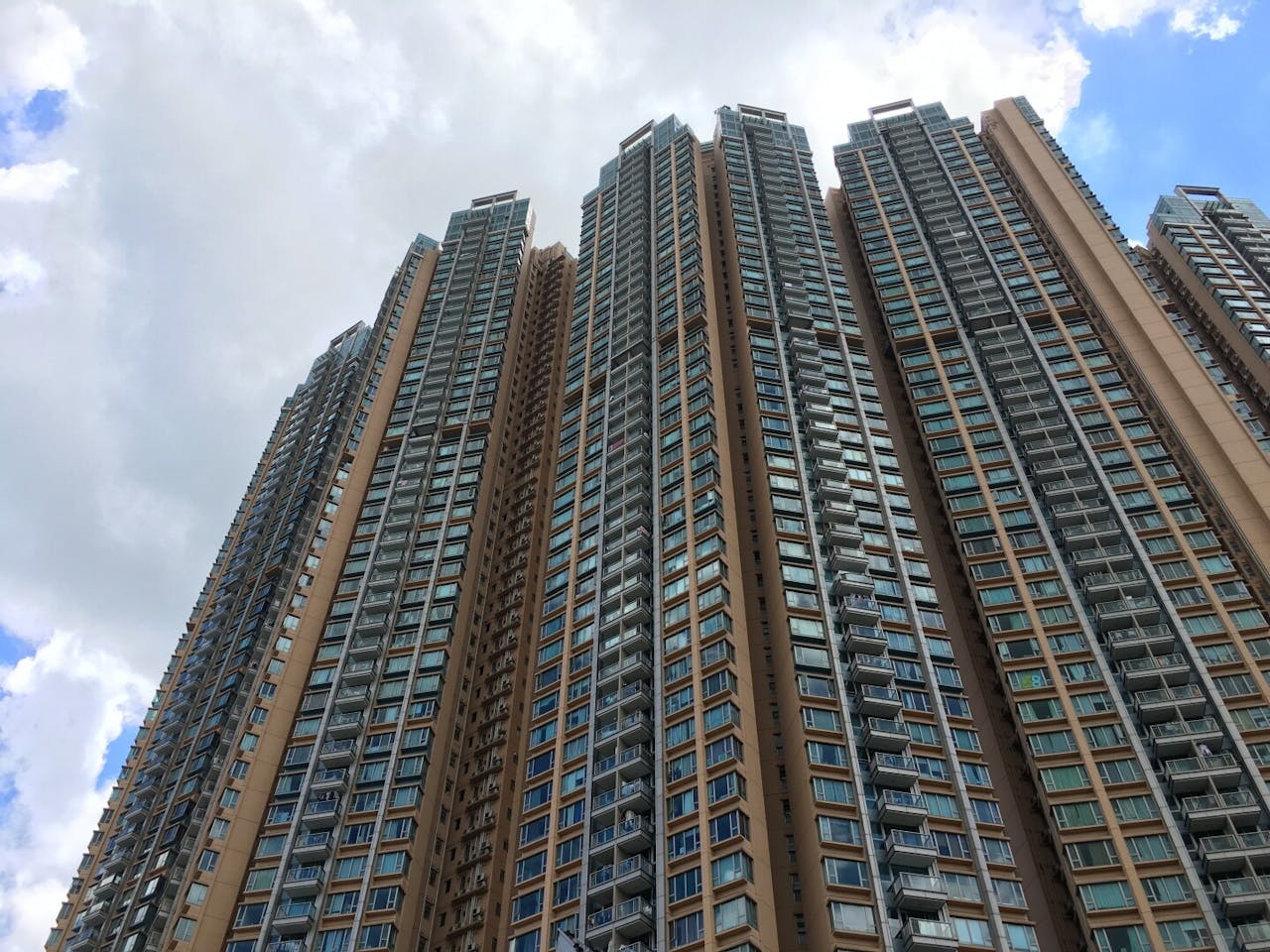 在經濟前景一片樂觀的情況下，人們不會對樓市突然失去信心，賣家多會惜售。（亞新社）