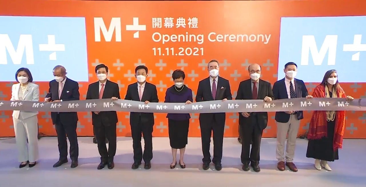 林鄭月娥（中）、唐英年（右四）、李家超（左三）和華安娜（右一）等一眾主禮嘉賓為M博物館剪綵。（Facebook直播截圖）