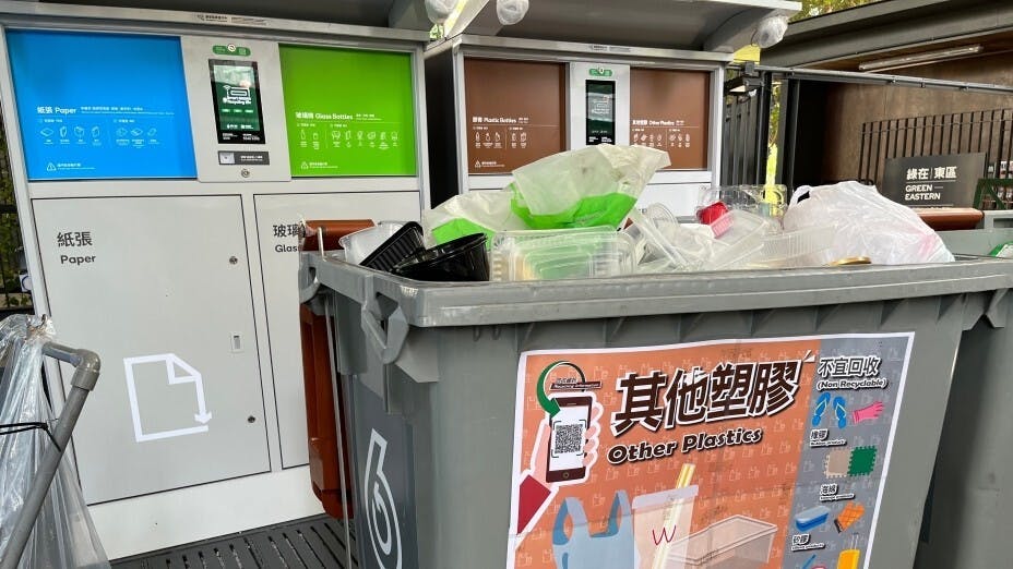 學校是學生的另一個家，學生在此生活必然會產生垃圾，在實施收費後，學校要如何處理，是一項新挑戰！（Shutterstock）