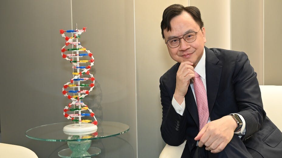 有「無創產前檢測之父」之稱的盧煜明教授，現為中大醫學院副院長（研究）、化學病理學系系主任及李嘉誠健康科學研究所所長。（灼見名家圖片）