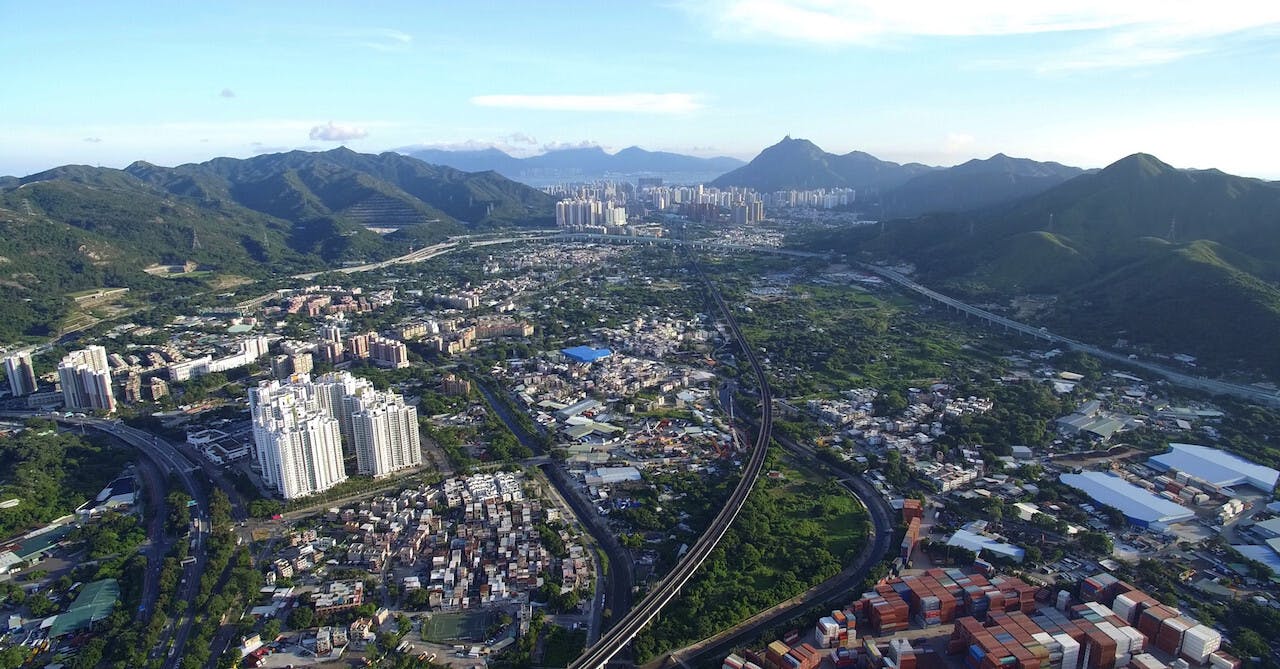 香港政府重視解決人民住屋問題，應該效法新加坡的成功模式，立即在新界的廣闊平原地上，規劃新的居民點。（亞新社）