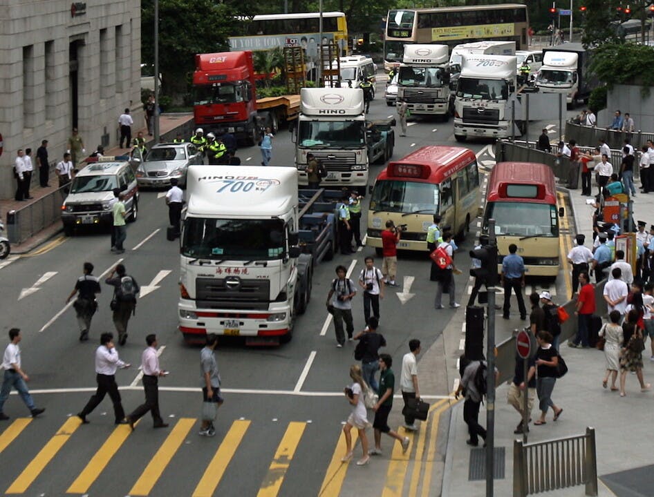 香港鬧市交通擠塞，造成駕駛者不便，但香港現時未有設置探測器提供路上的交通狀況，未免落後。（亞新社）