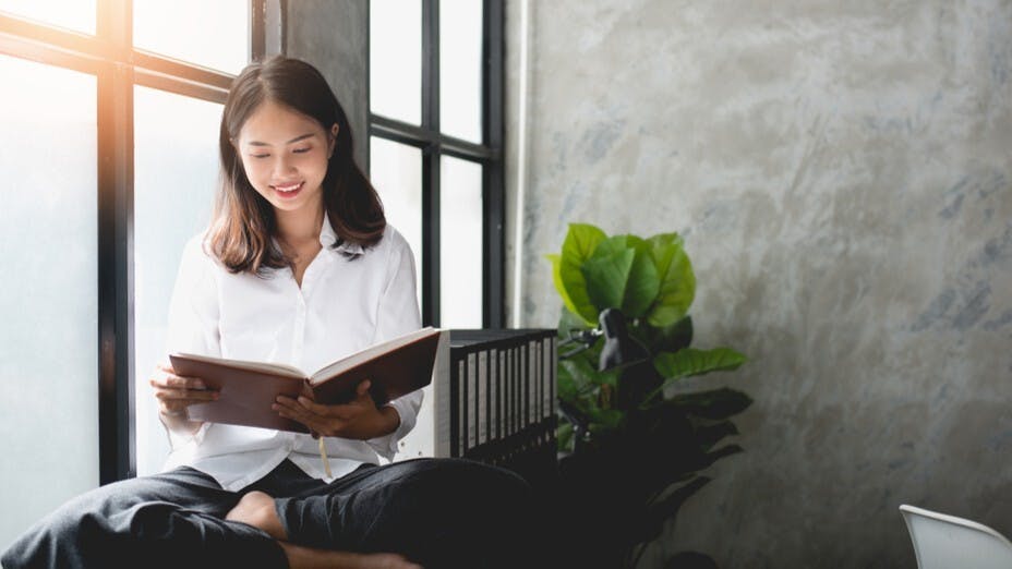 讓我們從閱讀別人的人生鼓舞自己繼續走下來，發揮人生的光采。（Shutterstock）