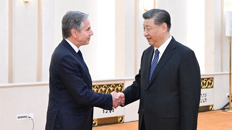 習近平（右）今次與布林肯見面，只握手一秒。（中國政府網）