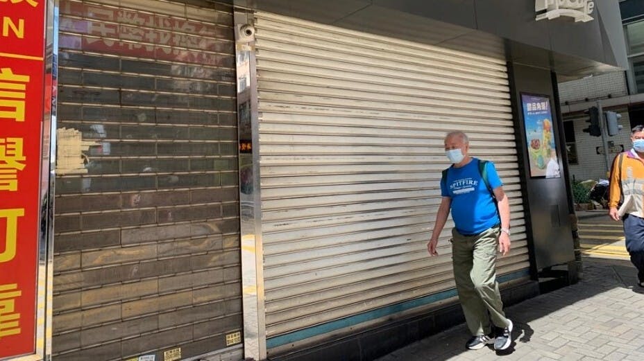 西環涉事快餐店周一早上仍未恢復營業。（灼見名家圖片）