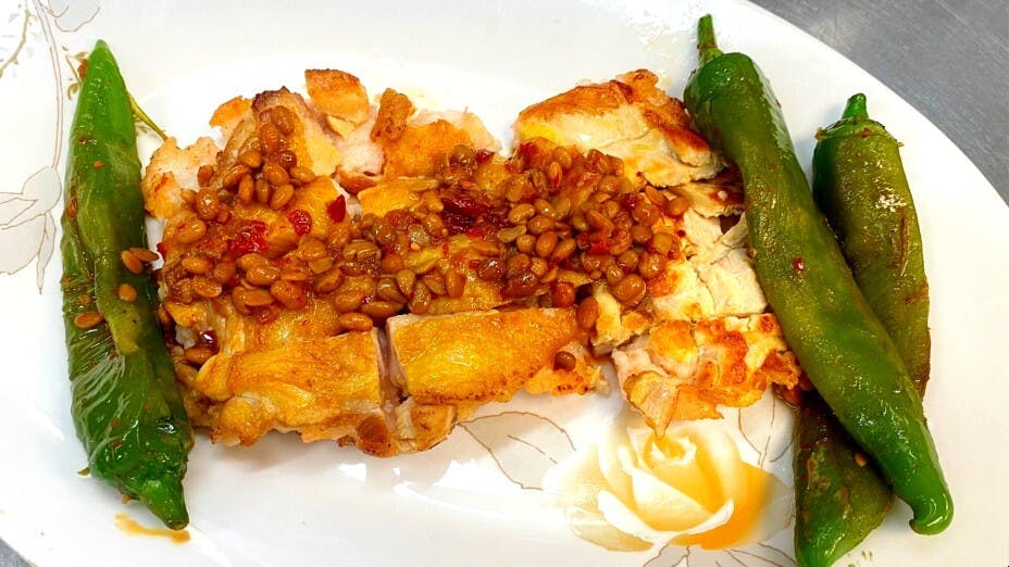 水豆豉尖椒生煎百花雞成品。（作者提供圖片）