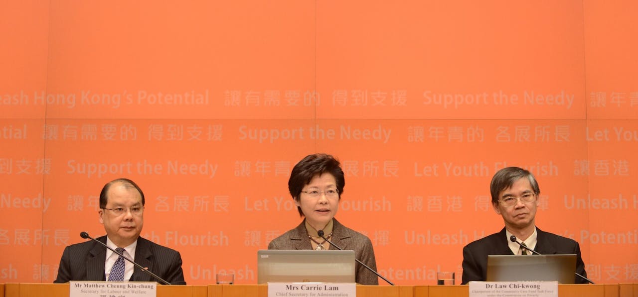 圖左為政務司司長張建宗（亞新社）