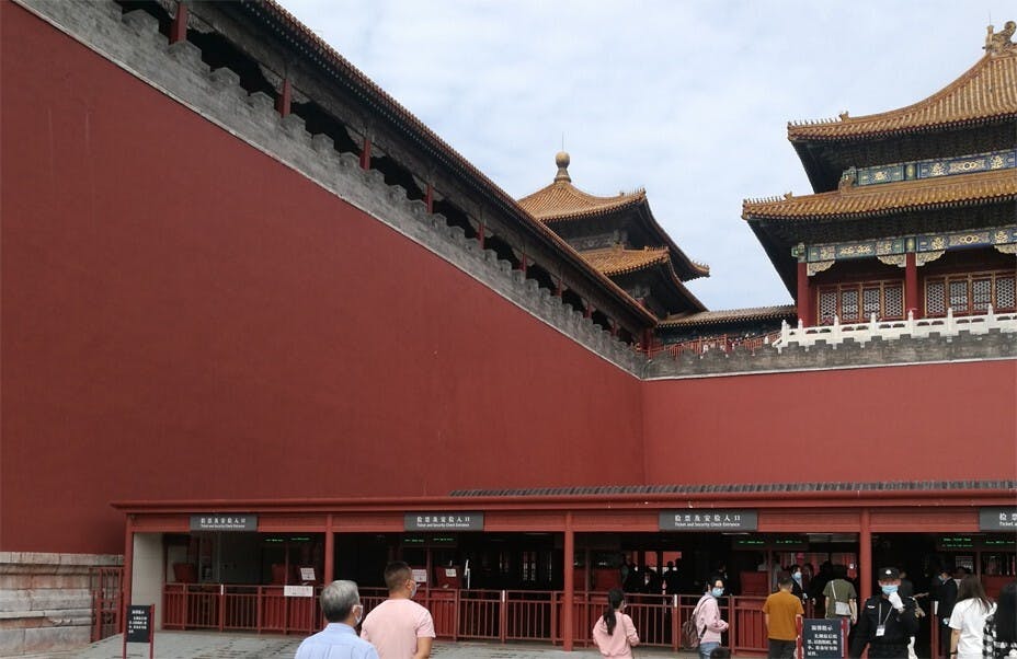 一米的間隔，北京故宮入口，梁實秋先生筆下「不淡定」的中國人疫情之下不得不「淡定」。