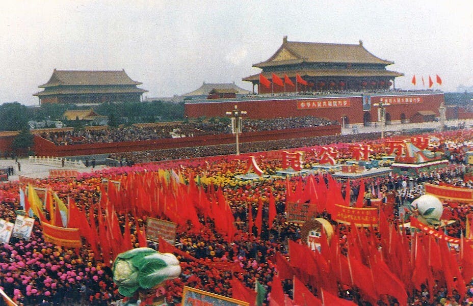 北京天安門慶祝「十一」大遊行（1969），大標語之一是「人民公社萬歲」，但公社違背民意，不可能「萬歲」，1984年就解體。（網絡圖片）
