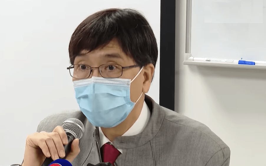 袁國勇相信，維持家居檢疫14天的做法仍然可靠。（香港電台影片截圖）