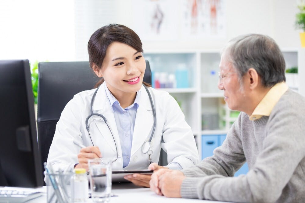 着重於病醫互動之間出現的情緒，不保證能使病人感覺療癒，這點不容分說，但忽略情緒，就更不可能達到療癒之效。（Shutterstock）