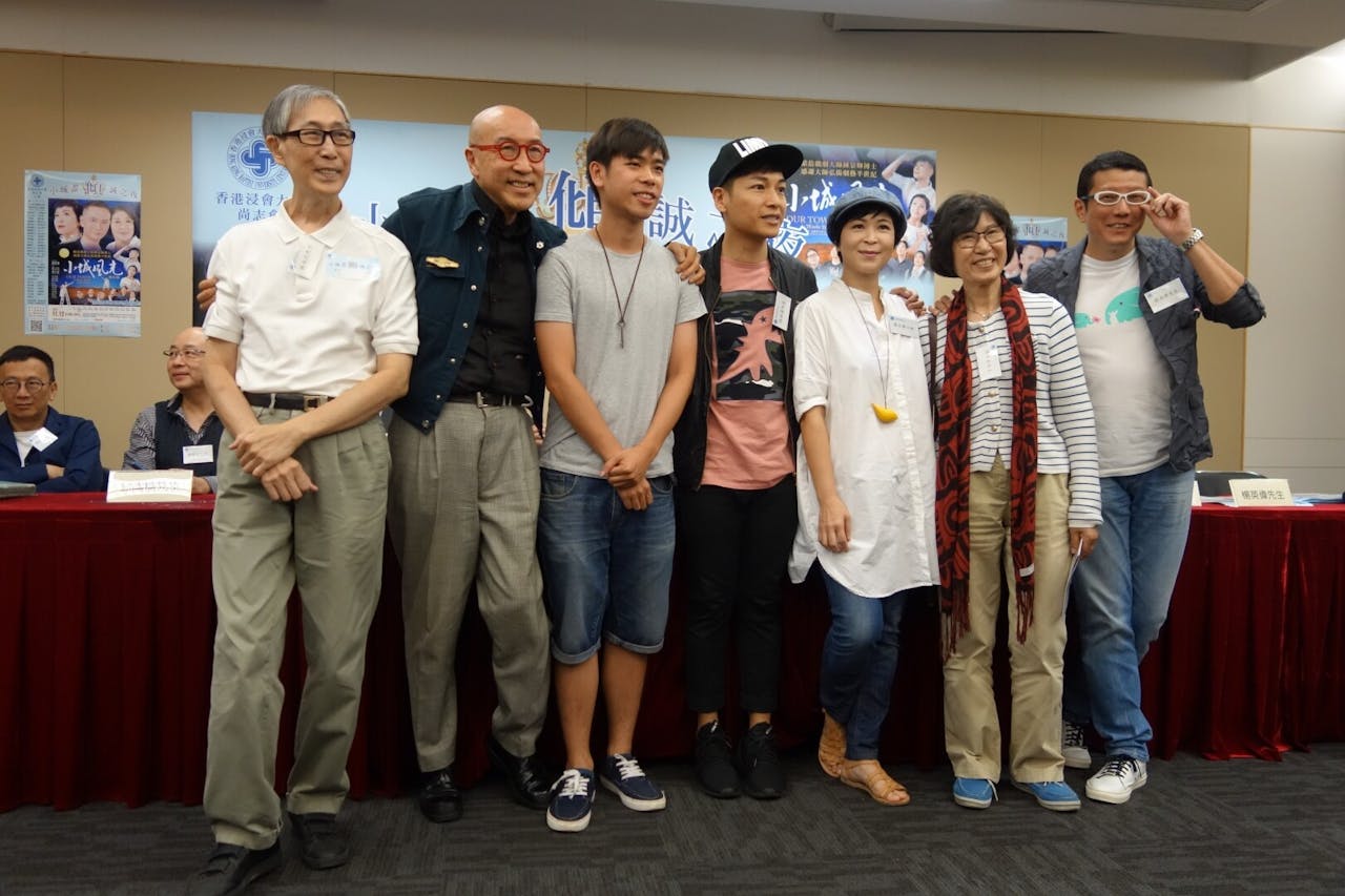 《小城風光》導演張之珏（左二）、傅月美（右二）與演員蘇玉華（右三）、楊英偉（右一）等合照。