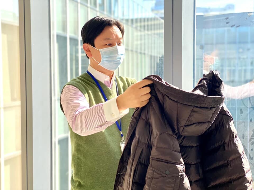 馮浩賢在武漢封城時身穿棕色外套。（馮浩賢Facebook）