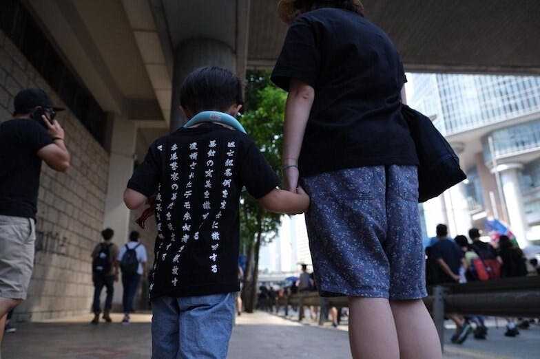 成年人把小孩帶進政治漩渦，絕對會摧毁童真。（亞新社）