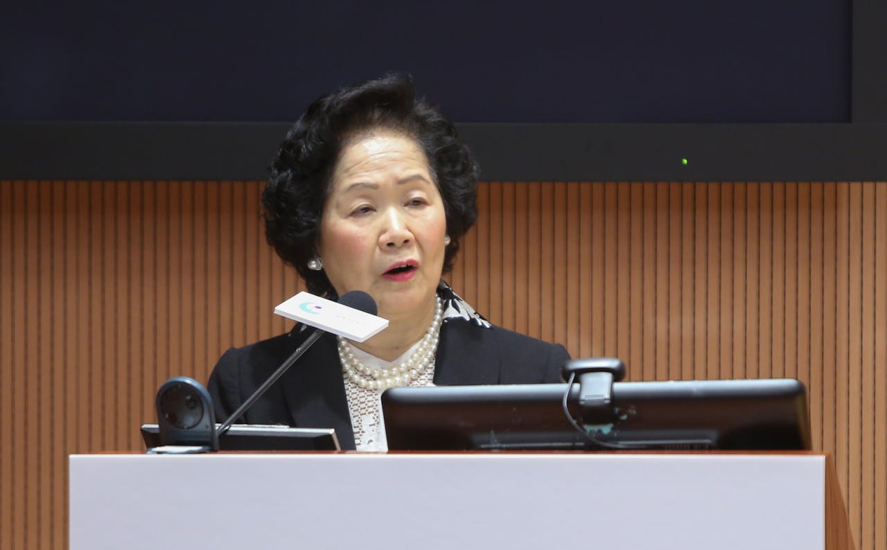 陳方安生：「當初，我對一國兩制的構想抱有很大期望，四出奔走地向港人，海外商業及外交團體，及對外的官方訪問，宣傳這個概念。」