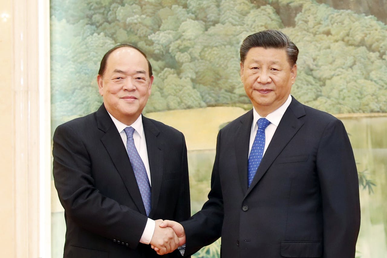 很明顯，在北京的評分表上，澳門才是一國兩制成功實踐的模範生，香港並不及格。圖為澳門行政長官賀一誠（左）晉見中國國家主席習近平。（亞新社）