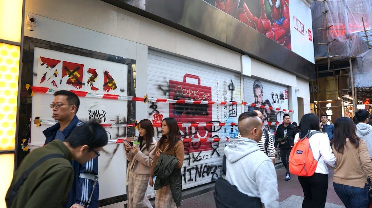 大規模的社會摩擦，令營商環境久久無法恢復正常。零售業、餐飲業與旅遊業所受到的衝擊尤為嚴重。（灼見名家圖片）