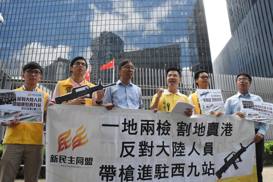 考評與近期政治爭端題目掛鈎。因公開試題目過分側重政治爭議，令思想未成熟的學生聚焦討論現實政治。（亞新社）