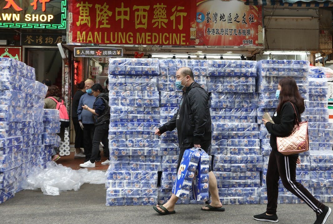 500呎的家，由於堆放數百袋大米、廁紙、豉油、花生油、漂白水、食鹽、橙，變得寸步難行，穀牛曱甴到處亂竄。（亞新社）