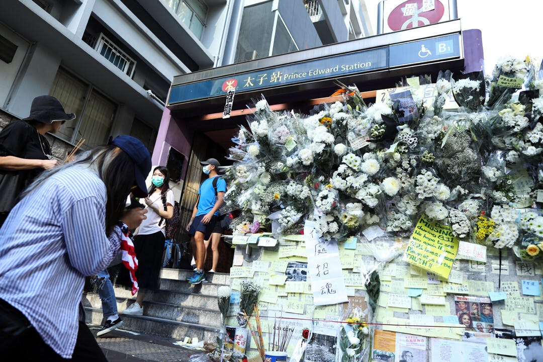 有很多人選擇相信傳聞，大批年輕人每晚在「現場」獻花致祭，反映市民對政府沒有信心。（亞新社）