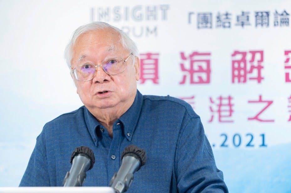 胡應湘認為，大嶼山位處淺水域地區，具地理和交通優勢，適合規劃及建設成另一個中心商業區和住宅區。