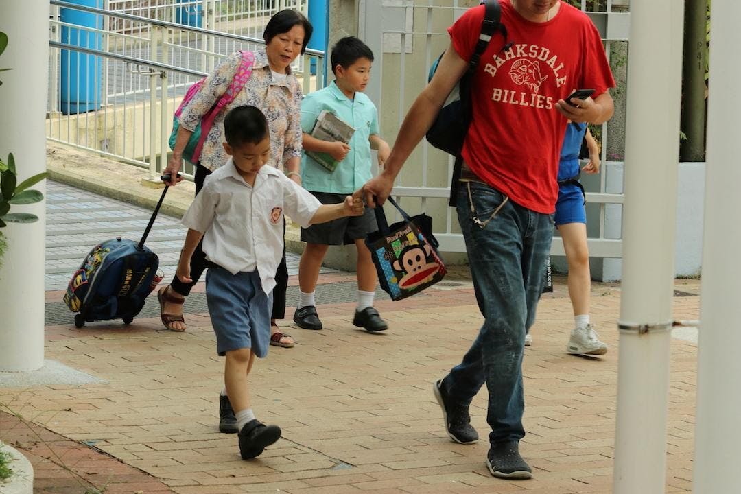 「藉家長教育和改善家校合作減少過度競爭的文化」之說，只是將造成過度競爭文化歸咎於家長及學校。（灼見名家圖片）