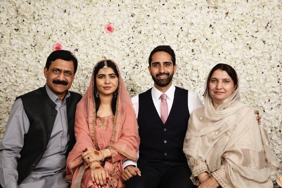 馬拉拉（左二）在twitter宣布婚訊，並公開她的另一半（右二）叫阿瑟（Asser）。（Malala twitter圖片）