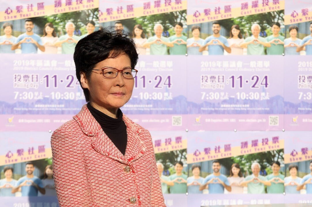 假若林鄭、負責修例的高官和警方高層不盡早下台，香港社會是難以重回正軌的。（亞新社）