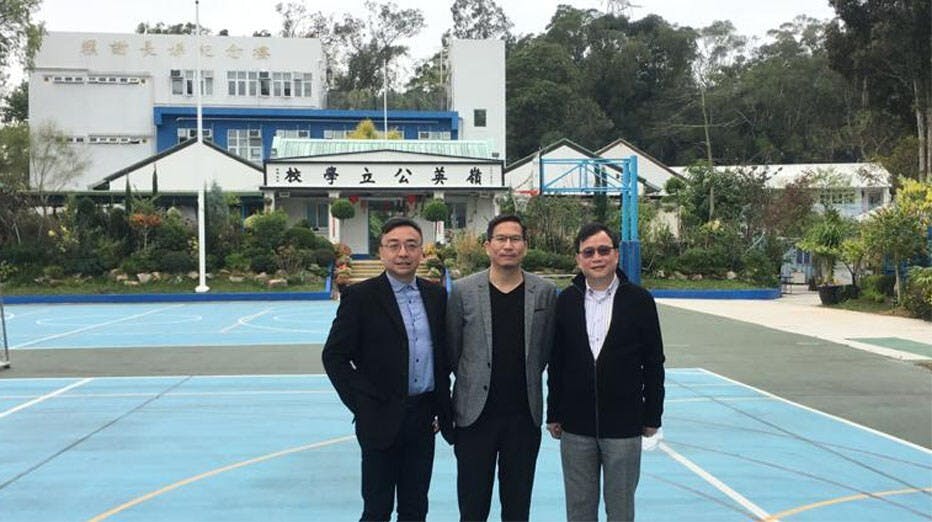 前陣子停課一段時間，我（左一）和仁校會的顧問教育心理學家彭智華（左三）一起到訪打鼓嶺嶺英公立學校。左二為校長朱國強。