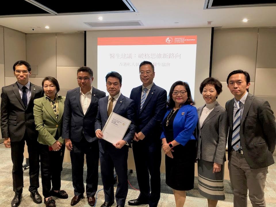 由左至右：義務秘書余嘉龍醫生，會董梁慧儀醫生，副會長陳偉強醫生，會長郭寶賢醫生，會員何學工醫生，會董韋玉珍醫生，會董陳真光醫生，會董龐朝輝醫生。