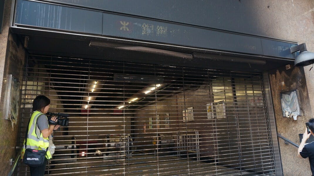 港鐵是香港的主要集體運輸系統，服務的是市民大眾，破壞港鐵設施，除了會對市民造成不便之外，可以對革命帶來什麼好處？（灼見名家圖片）