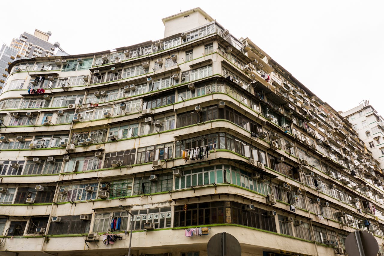 在新冠肺炎疫情持續肆虐下，非法改建的劏房也帶來社區健康及公共衛生風險。（Shutterstock）