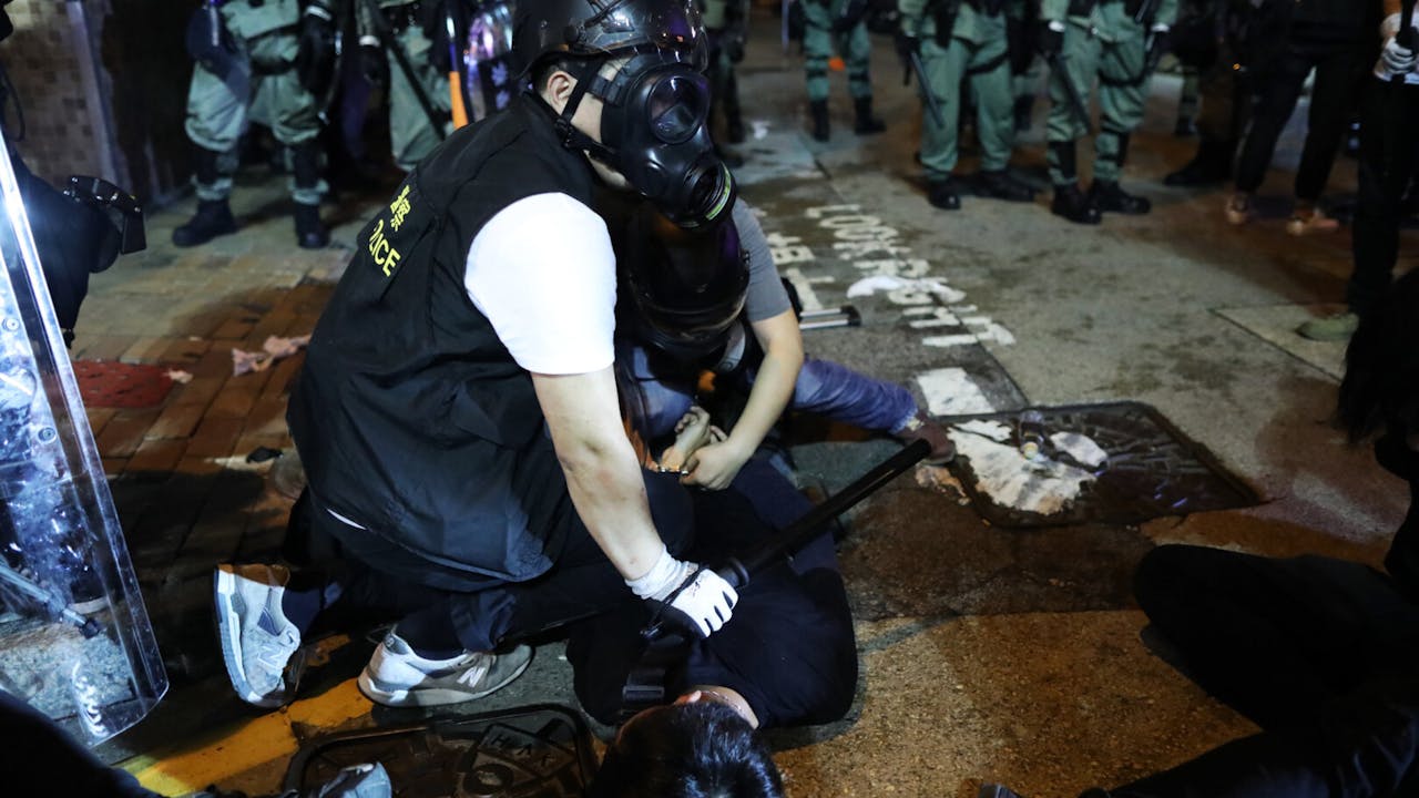 沒有人民的支持，政府就站不起來。政府對成立獨立調查委員會，為何仍猶豫不決？（亞新社）