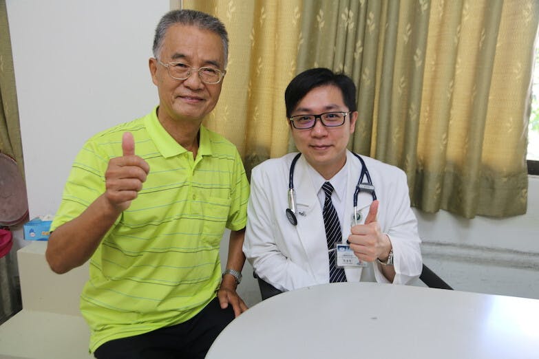 經過達文西微創手術修補心臟瓣膜後，張先生（左）露出開心笑容。
