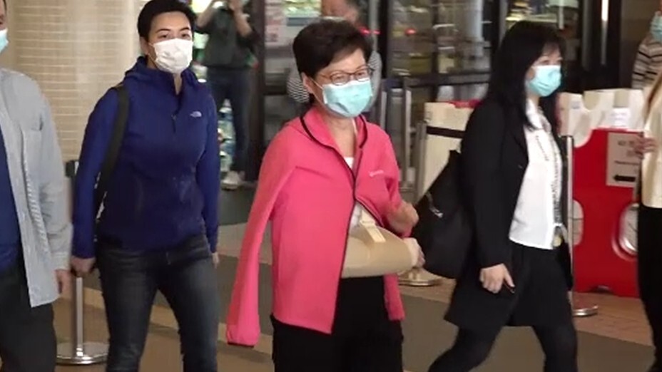 林鄭月娥離開醫院時情況。（香港電台影片截圖）