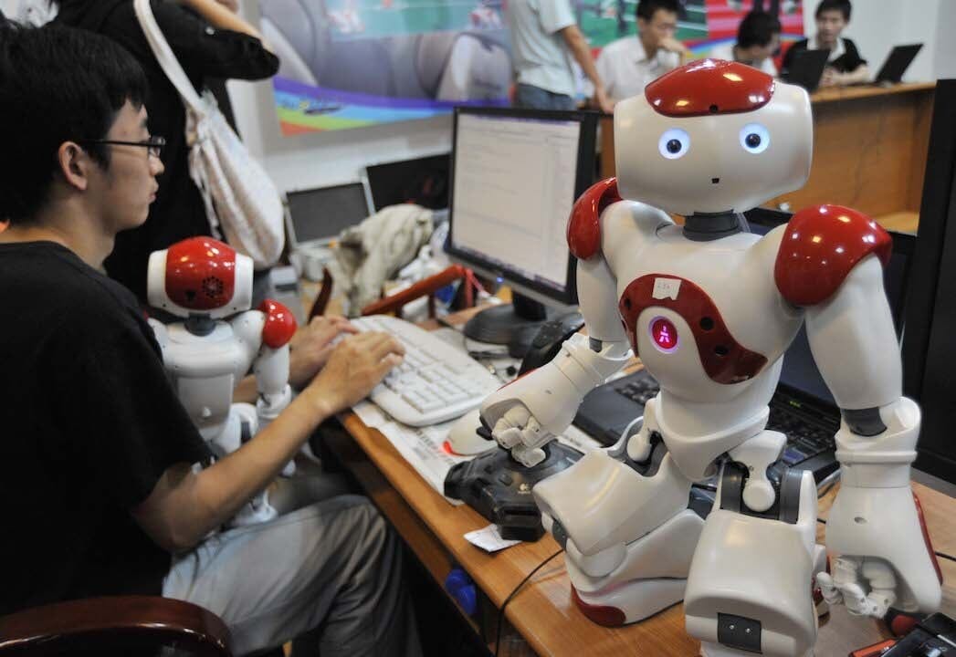 大部份學校因應當時政府撥款而產生罐頭式STEM教材，一窩蜂購買3D打印機、機械人等「高科技」產品。（亞新社）
