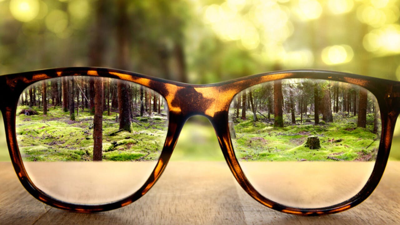 近視鏡：能遠看，百年樹人，時間能體現教育成功與否。（Shutterstock）