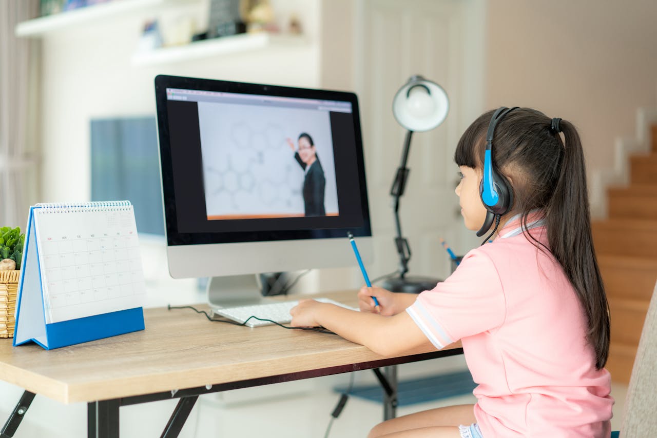 隨着教師、學生、家長漸漸適應，線上教學越來越受歡迎。（Shutterstock）