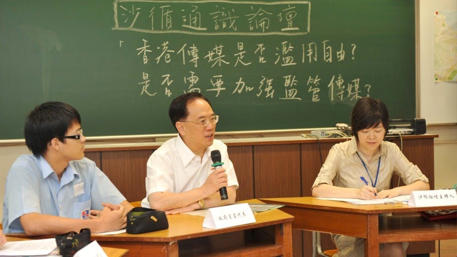 2007年教育局公布 「通識教育科課程及評估指引」，正式落實在2009年的新高中學制實施。圖為時任特首曾蔭權參觀一所學校的通識科。（亞新社）