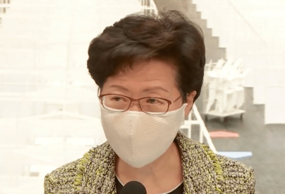 行政長官林鄭月娥下午3時舉行記者會，公布非強制全民檢測新冠病毒等事項。（有線電視影片截圖）