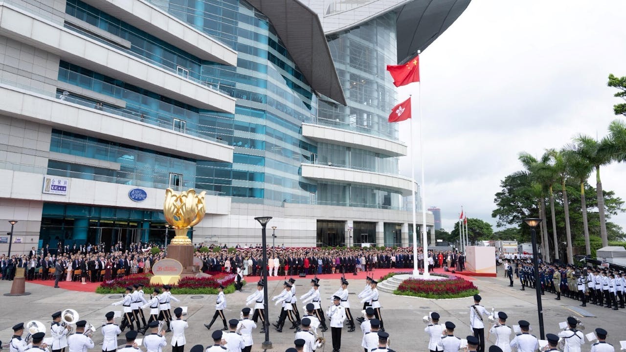 行政長官李家超和主要官員及嘉賓在灣仔金紫荊廣場出席香港特別行政區成立26周年升旗儀式。