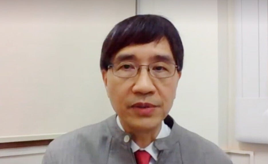 袁國勇認為，在香港，戴口罩亦是文明的表現──你戴上口罩，人們會認為你有防疫意識，是一個負責任的人。（HKU 100 Facebook影片截圖）