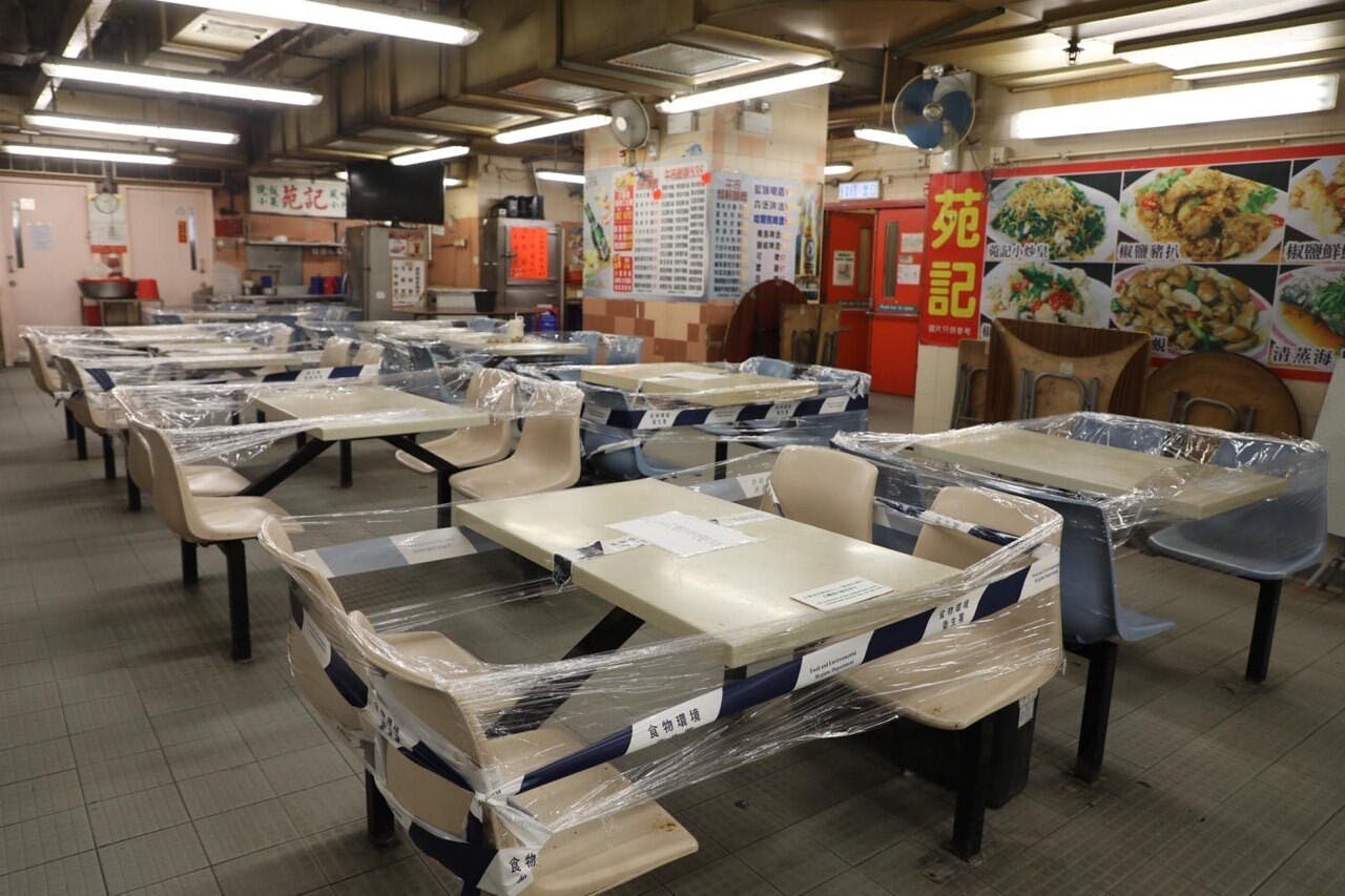 食肆全日禁止堂食下，市民在室外進餐。（亞新社）