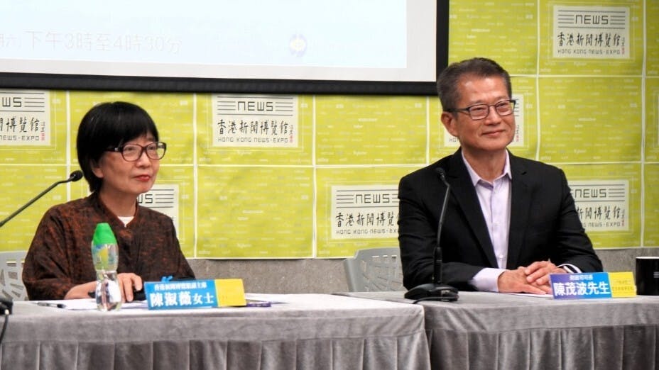 財政司司長陳茂汳出席香港新聞博覽館的講座，新聞博覽館副主席陳淑薇主持。