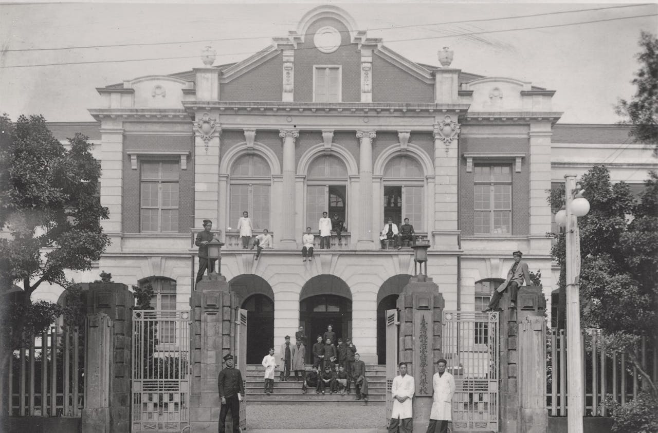 1930年代，一群學生在台灣總督府醫學專門學校前留影。（Wikimedia Commons圖片）