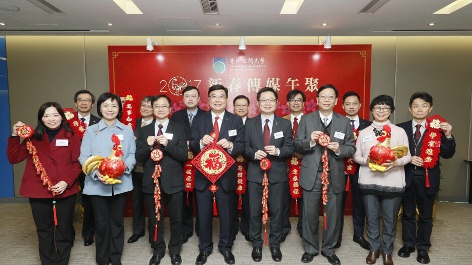 校長黃玉山教授偕一眾教職員向傳媒恭賀新春（香港公開大學）