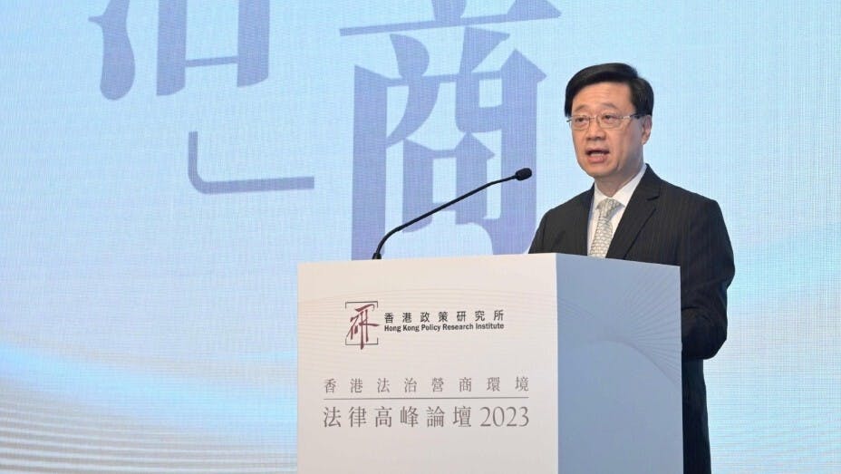 李家超在香港政策研究所舉辦的法律高峰論壇上致辭。（政府新聞處）