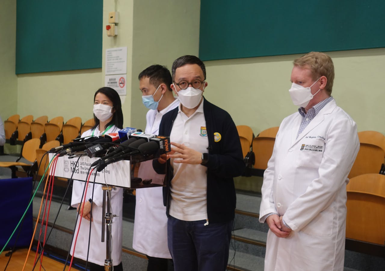 港大醫學院院長梁草偉教授（右二）、香港大學公共衞生學院高本恩教授（右）及有關專家招待傳媒參觀鴨脷洲社區疫苗接種中心。