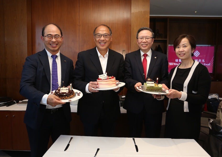理大校長滕錦光教授(右二)、理大行政副校長盧麗華博士(右一)與理大常務及學務副校長黃永德教授 (左一)，為理大校董會主席林大輝博士 (左二) 預先慶祝其11月22日生日 。（香港理工大學提供）