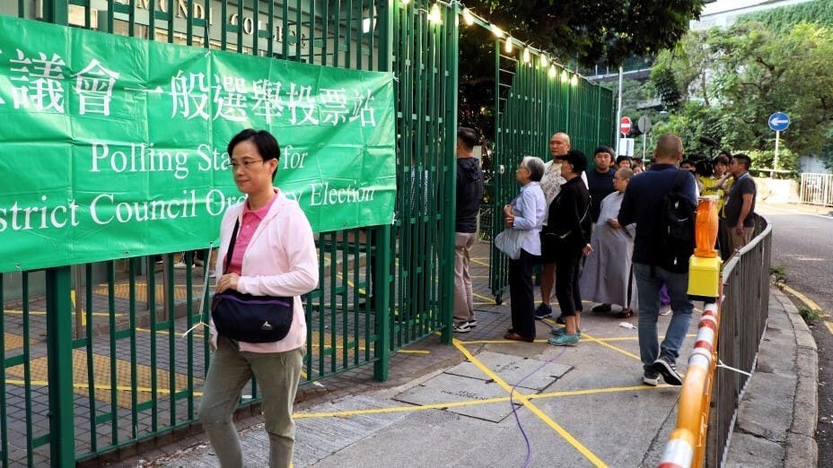 新一屆區議會選舉將在12月12月10日舉行，圖為2019年區議會選舉投票站。（亞新社）